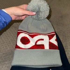 Oakley adult wanderlust Pom beanie ski snowboard new without tags